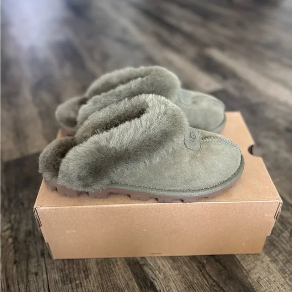 New UGG Women's Burnt Olive Shearling Clogs - Picture 2 of 7